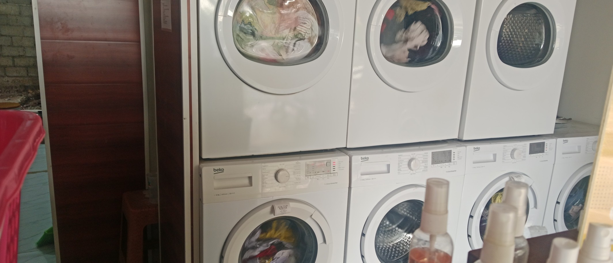 Washing machines in a laundry shop. Illustrative archive photograph from 5 August 2025, Fitrah 9131, CC BY-SA 3.0.