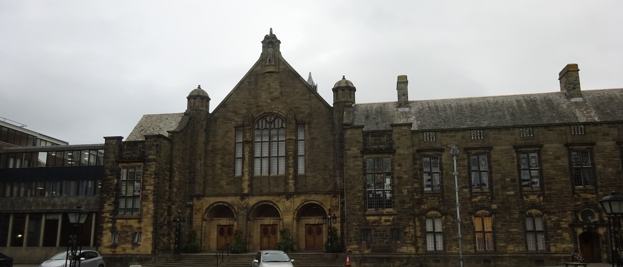 Archive: the main university quadrangle in Bangor, 26 September 2018. Llywelyn2000 / Wikimedia Commons, CC BY-SA 4.0. The photograph shows the university setting, not the researcher or dogs.