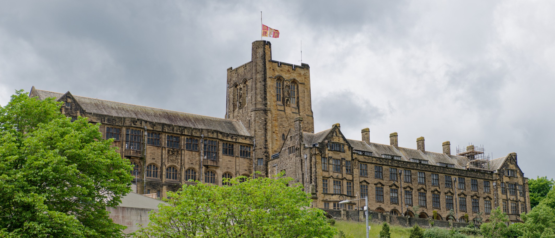 Archive: Bangor University’s main building, 29 May 2024. Not a laboratory, pathogen image or current surveillance project. Tilman2007 / Wikimedia Commons, CC BY-SA 4.0.