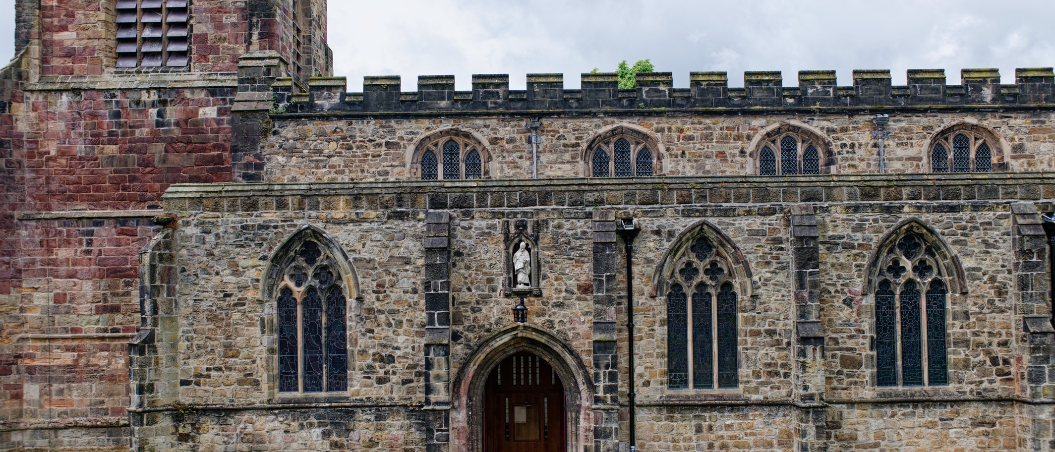 The west end of Bangor Cathedral, photographed by Tilman2007, CC BY-SA 4.0.