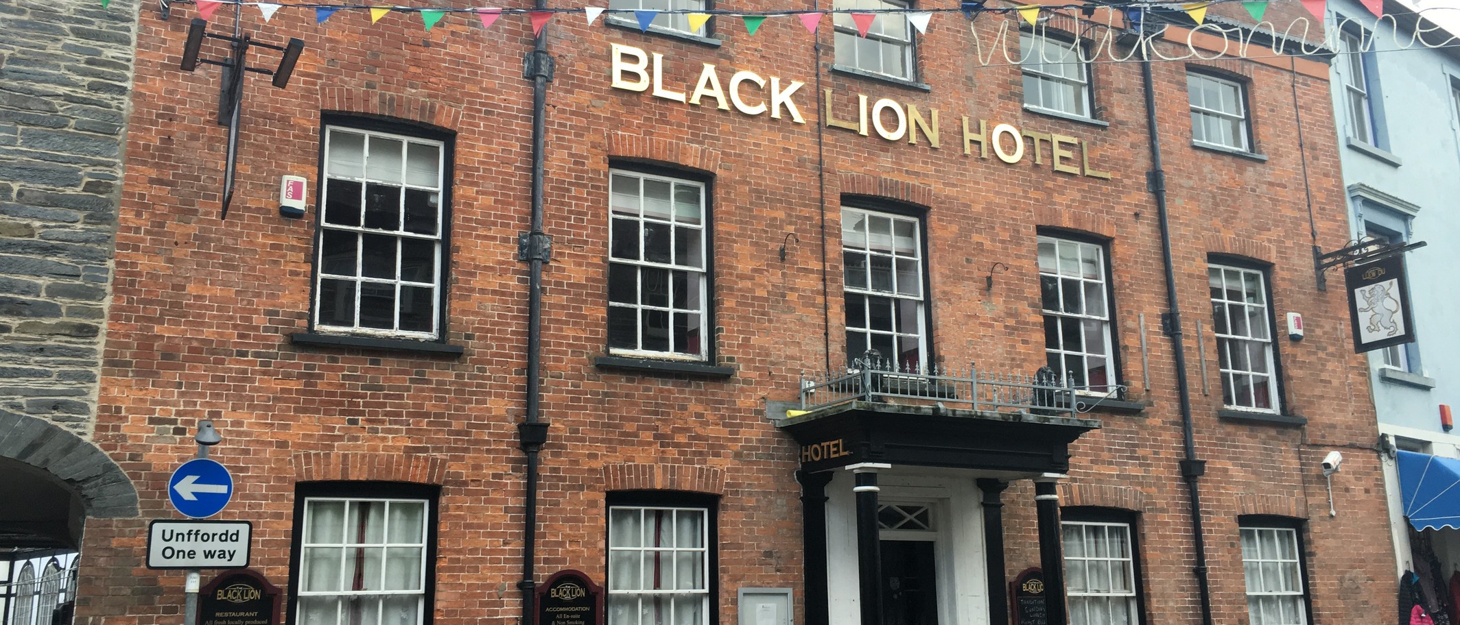 Archive photograph of the Black Lion Hotel frontage on High Street, Cardigan, before the reported refurbishment. Hywel72 / Wikimedia Commons, CC BY-SA 3.0; cropped.