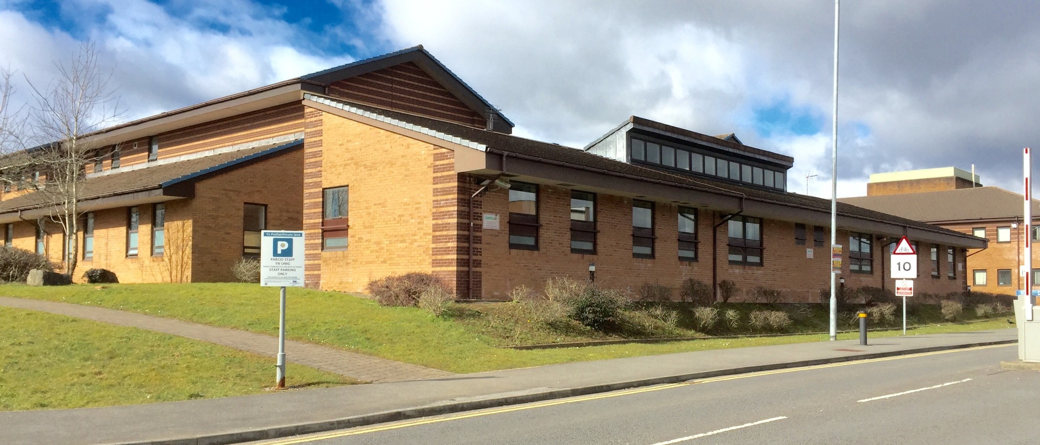 Princess of Wales Hospital, Bridgend. Archive photograph, 7 March 2016. Photo: Alan Hughes, CC BY-SA 2.0, via Geograph and Wikimedia Commons.