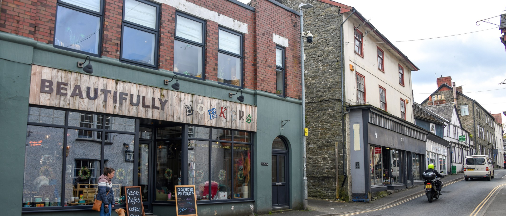 High Street, Builth Wells, on 22 April 2024. Archive town context, not Ysgol Bro Epynt or its proposed campus. Lewis Clarke / Geograph and Wikimedia Commons, CC BY-SA 2.0; cropped.
