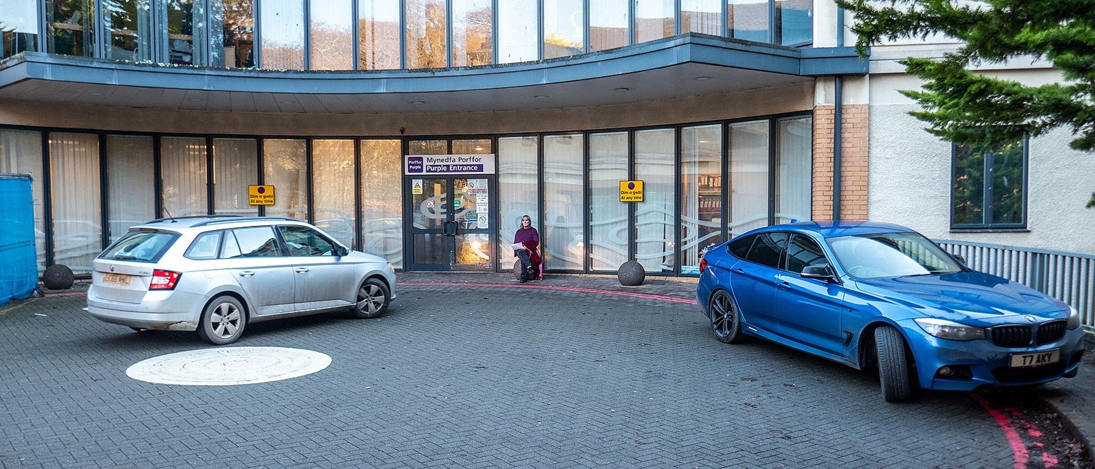 Archive: entrance to Bronglais Hospital, Aberystwyth, 15 January 2025. John Lucas / Geograph and Wikimedia Commons, CC BY-SA 2.0. Hospital context, not Dyfi Ward or the current outbreak.