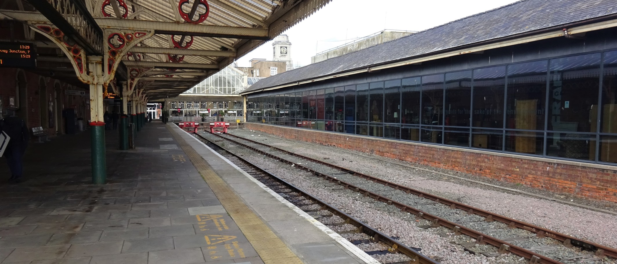 Aberystwyth railway station, platform view. Photo: Rosser1954, CC BY-SA 4.0, via Wikimedia Commons