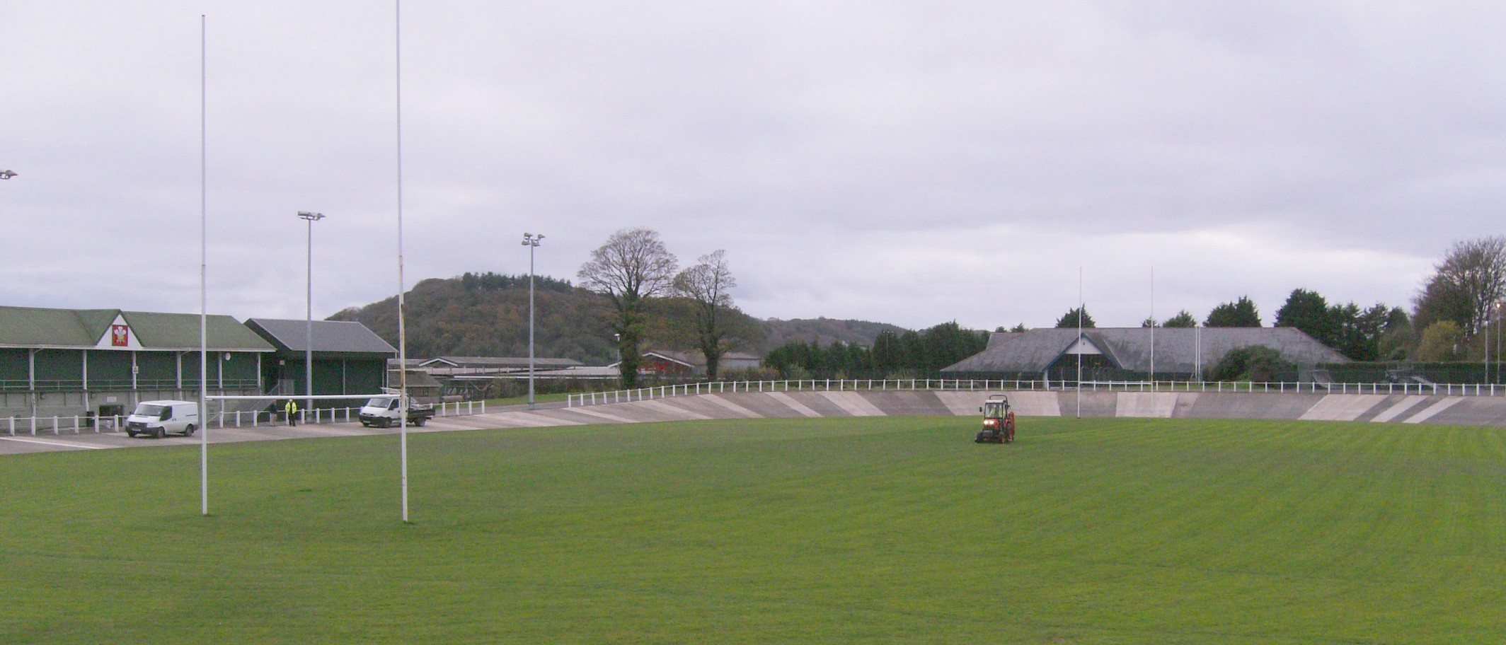 Rugby pitch and velodrome in Carmarthen Park, 8 November 2012. Archive park context, not a current pitch inspection or evidence of the postponement’s cause. chris whitehouse / Geograph and Wikimedia Commons, CC BY-SA 2.0; cropped.