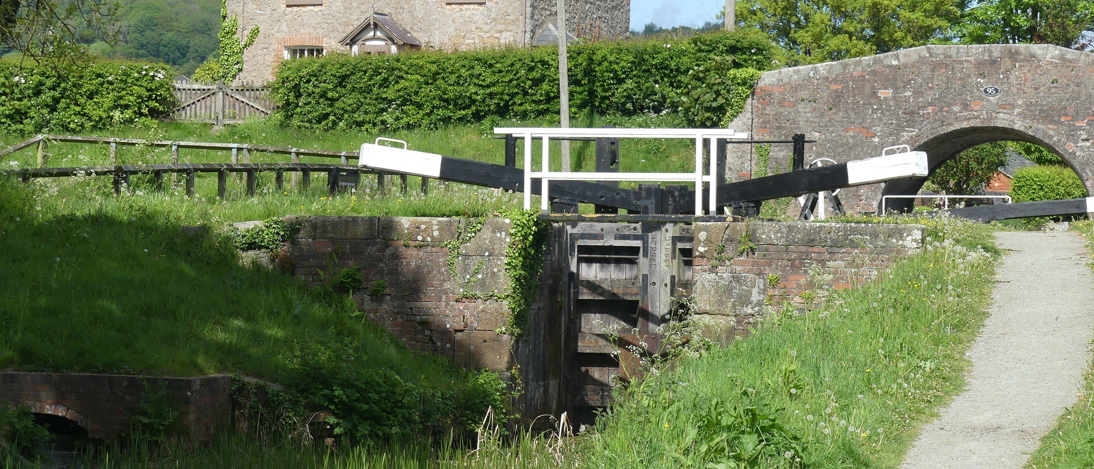 Lower lock at Carreghofa Locks, May 2022. Archive canal context, not the new Carreghofa Lane Bridge. Dave.Dunford / Wikimedia Commons, CC BY-SA 4.0; cropped.