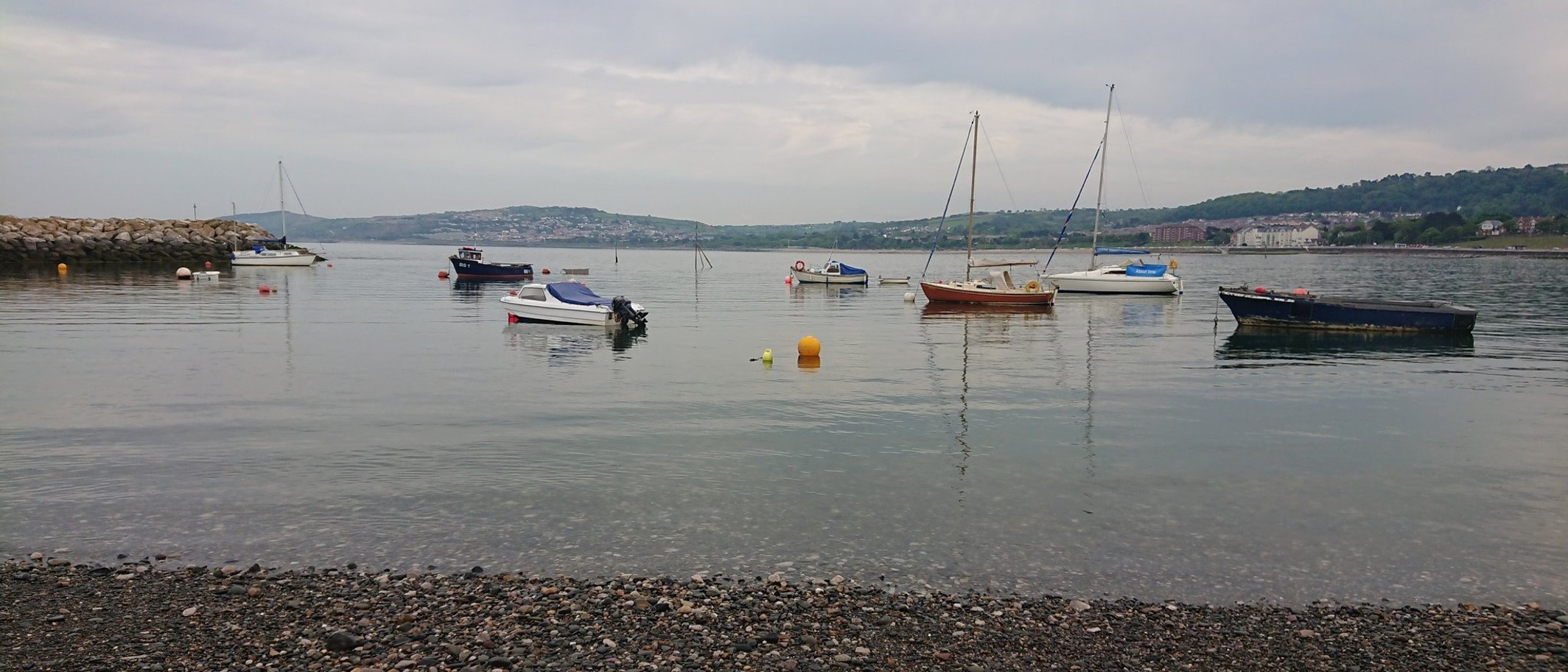 Archive: boats and beach at Rhos-on-Sea on 4 July 2018. General coastal context, not a map of the proposed Cayley Promenade exclusion zone. Raintheone / Wikimedia Commons, CC BY-SA 4.0; cropped.