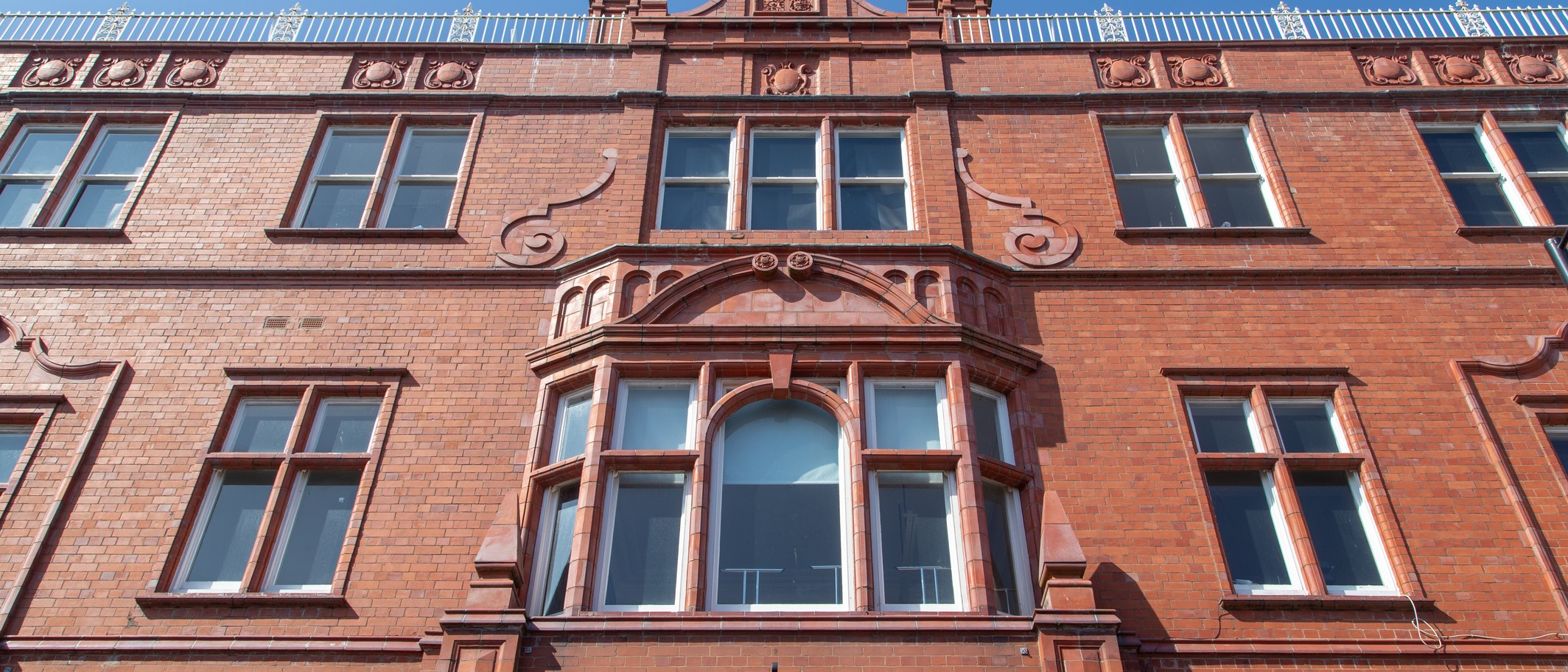 Archive exterior of Neuadd Dwyfor in Pwllheli, 7 April 2019, not an opera production photograph. Photo: Tom Parnell / Wikimedia Commons, CC BY-SA 2.0; cropped.