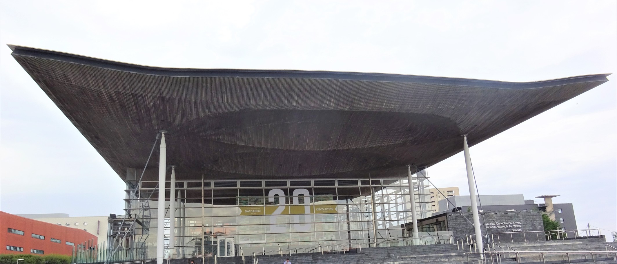 The Senedd, Cardiff Bay, South Wales. Frontage. Photo: Rosser1954, CC BY-SA 4.0, via Wikimedia Commons