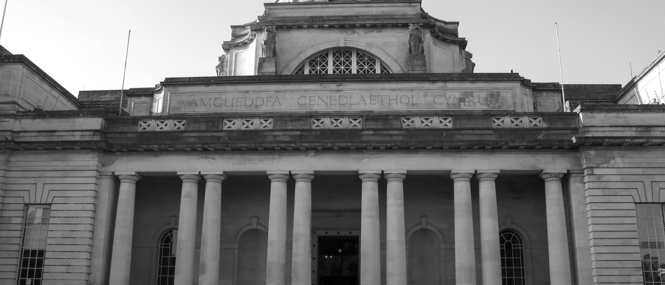 Archive black and white photograph of National Museum Cardiff exterior, October 2015. Photo: Jeremy Segrott from Cardiff, Wales, UK, CC BY 2.0, via Wikimedia Commons