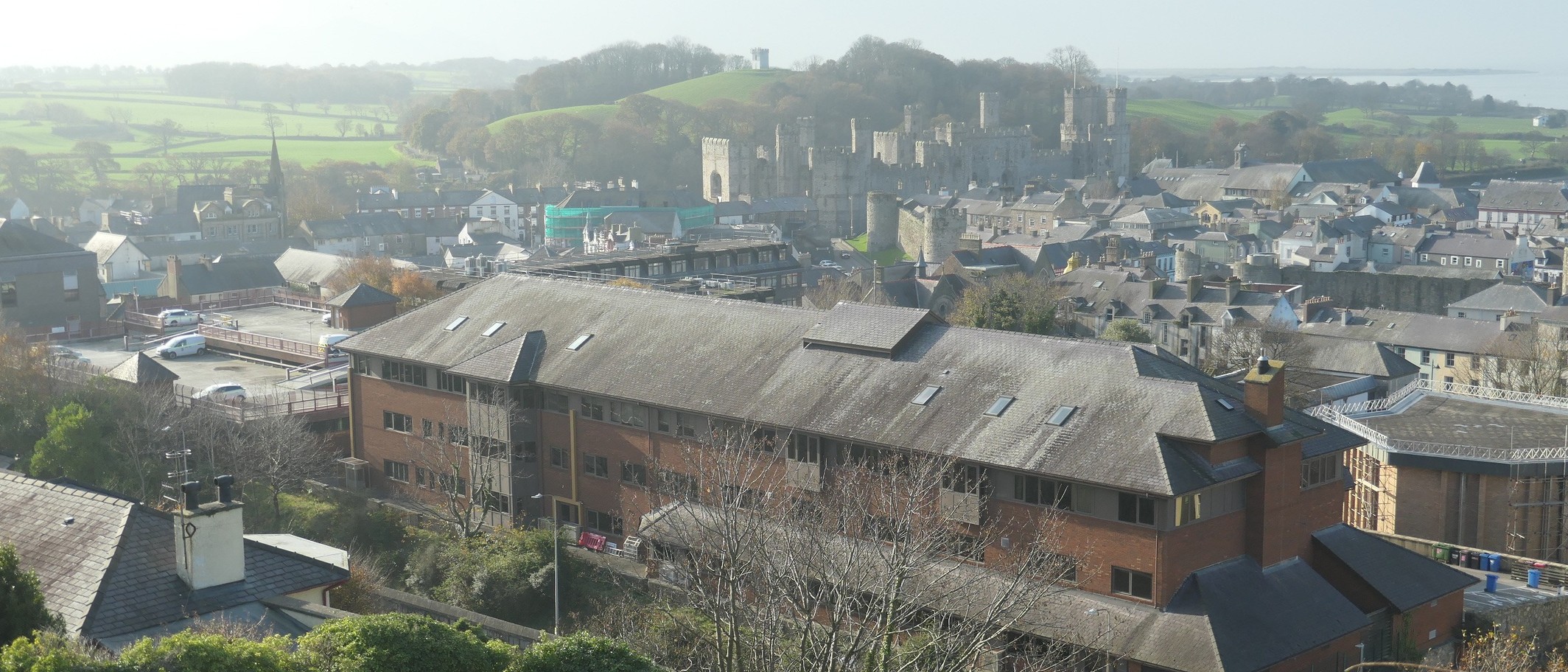 Gwynedd council offices in Caernarfon, November 2024. Archive photograph, not the new equipment or cleaning work. Photo: Christine Johnstone, CC BY-SA 2.0, via Geograph and Wikimedia Commons; cropped.