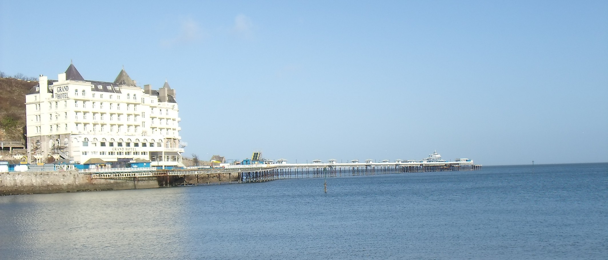 Llandudno pier and Grand Hotel from the promenade. Archive photo: Meirion, CC BY-SA 2.0, via Geograph and Wikimedia Commons.