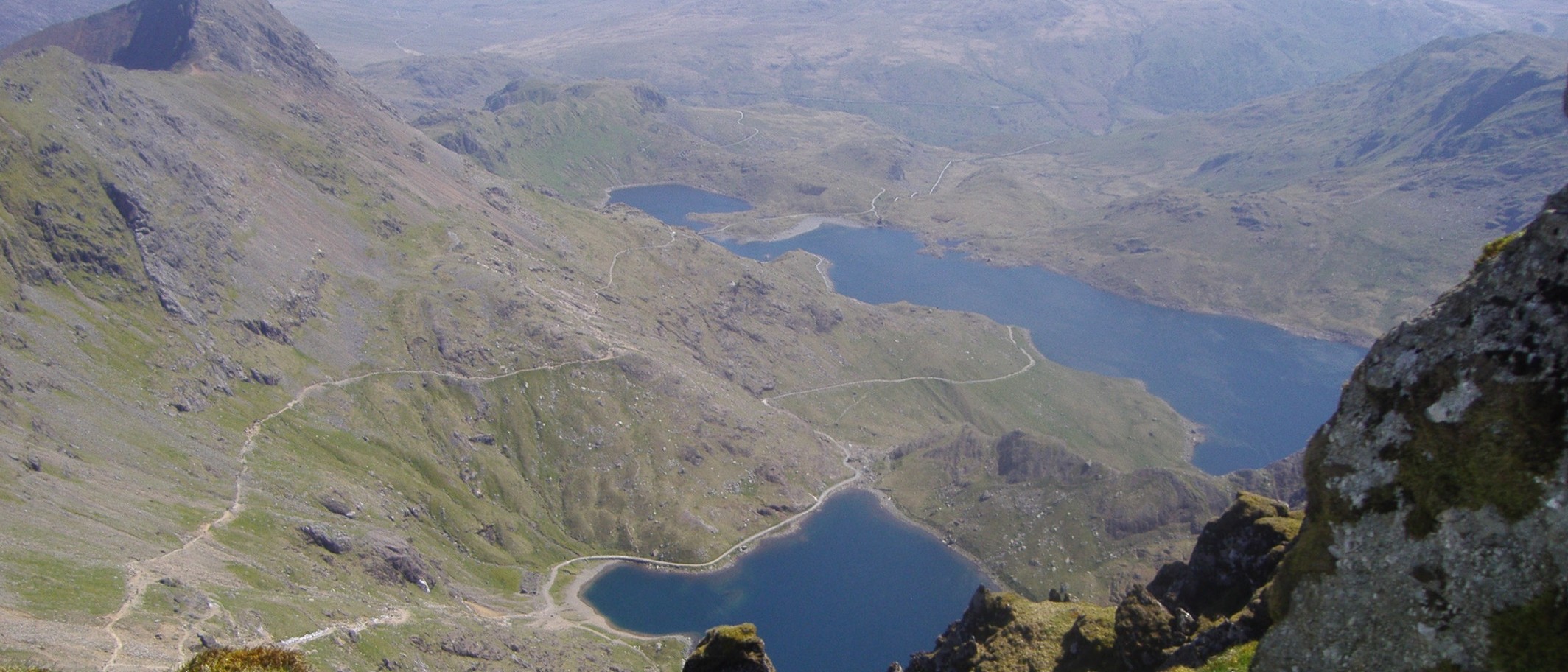 Llyn Glaslyn and Llyn Llydaw. Photo: Euan Nelson, CC BY-SA 2.0, via Geograph and Wikimedia Commons; cropped.