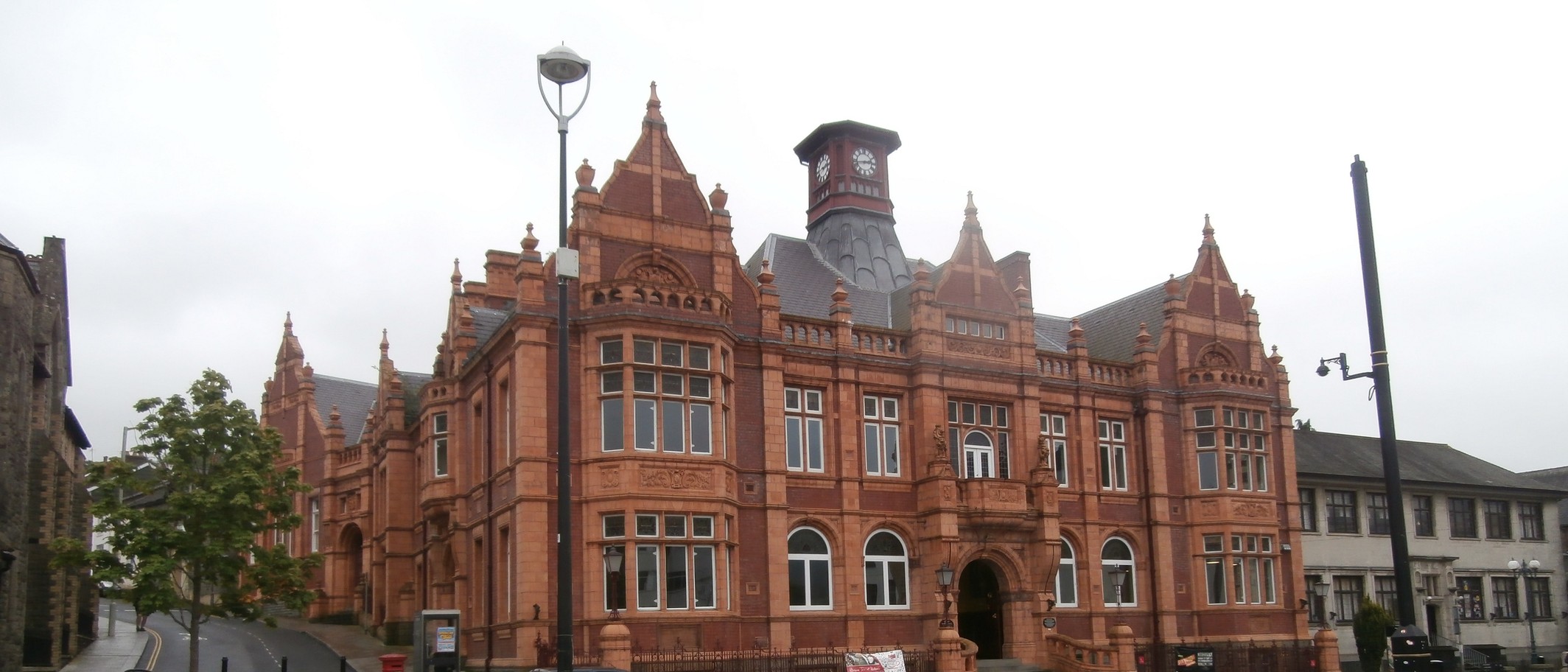 Archive: Merthyr Tydfil’s old Town Hall, 11 August 2017. Town context only, not the proposed school, its interim premises or the current Civic Centre. John Lord / Geograph and Wikimedia Commons, CC BY-SA 2.0.