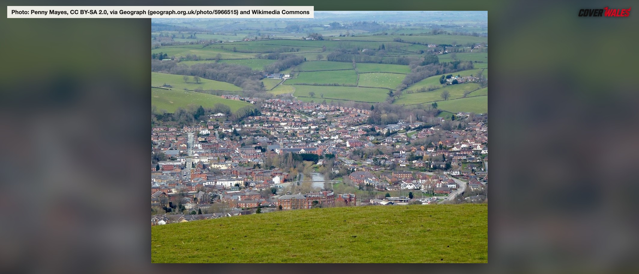Newtown and Penygloddfa, photographed on 1 April 2018. Archive photo: Penny Mayes, CC BY-SA 2.0, via Geograph and Wikimedia Commons.