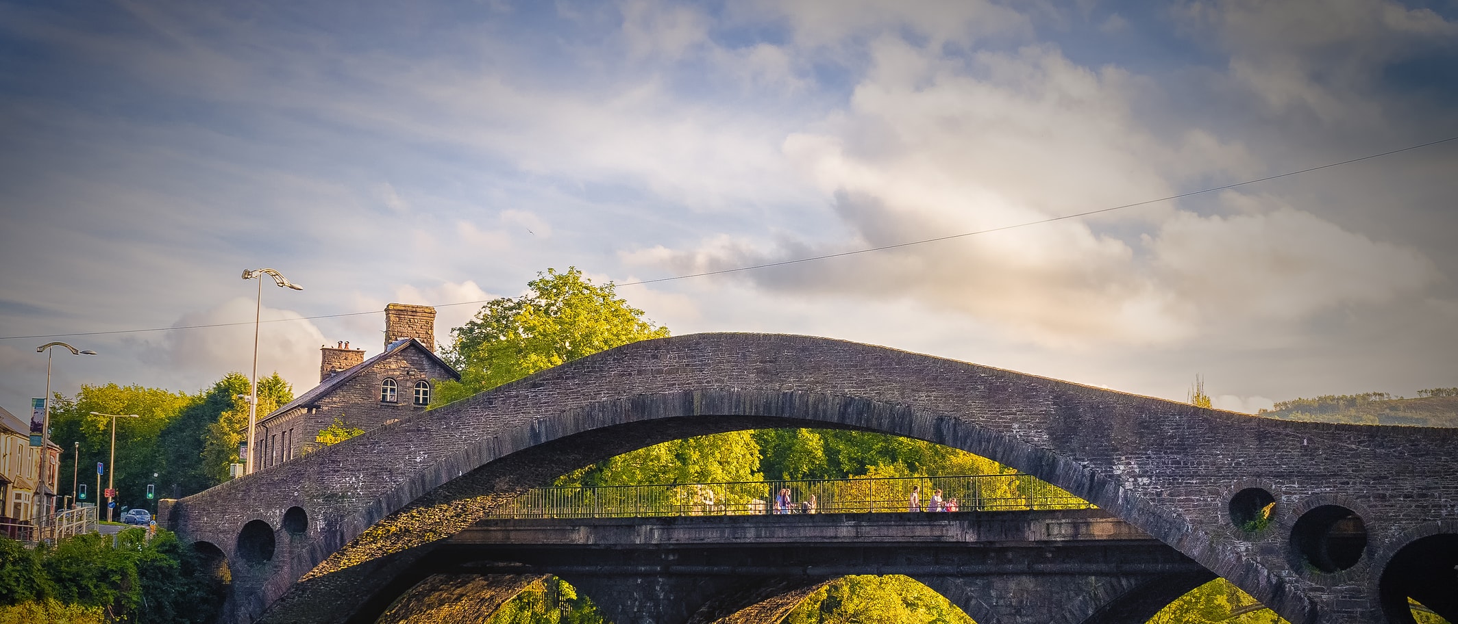 Archive view of the Old Bridge and Victoria Bridge in Pontypridd. Photograph: Varitek, CC BY-SA 3.0