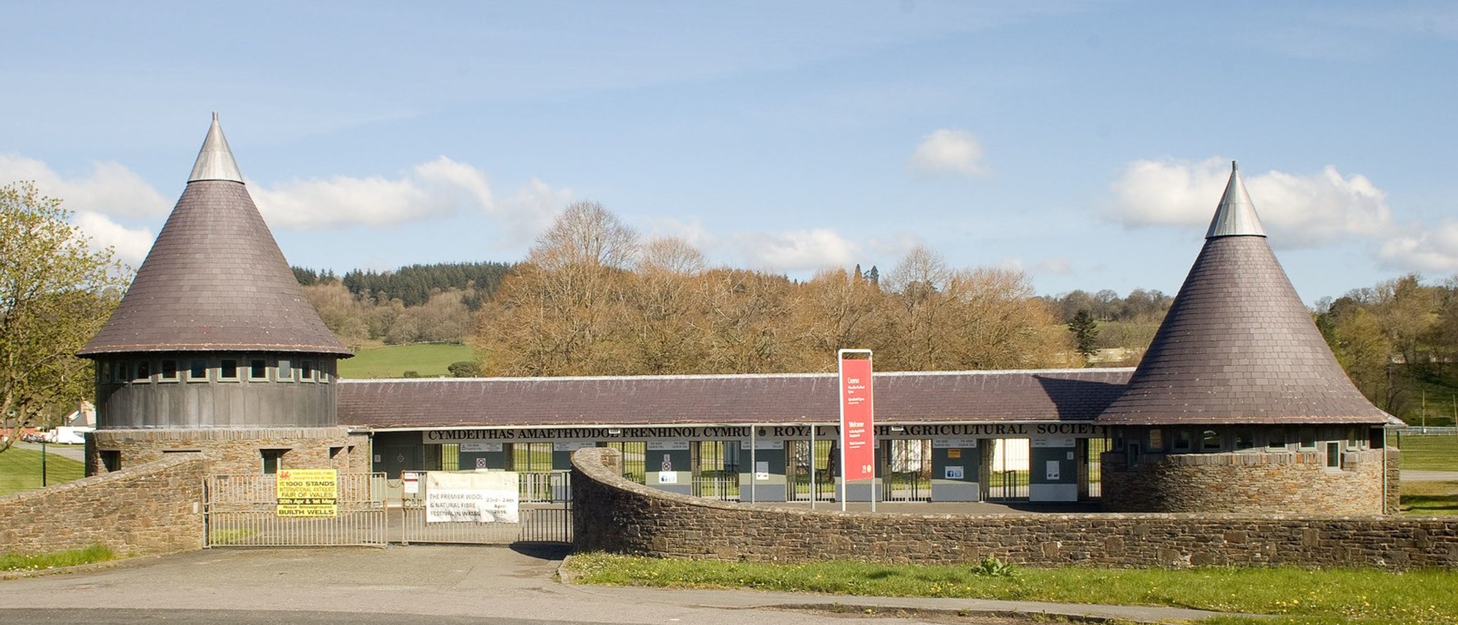 Entrance, Royal Welsh Showground. Photo: Jim Osley, CC BY-SA 2.0, via Geograph and Wikimedia Commons; cropped.