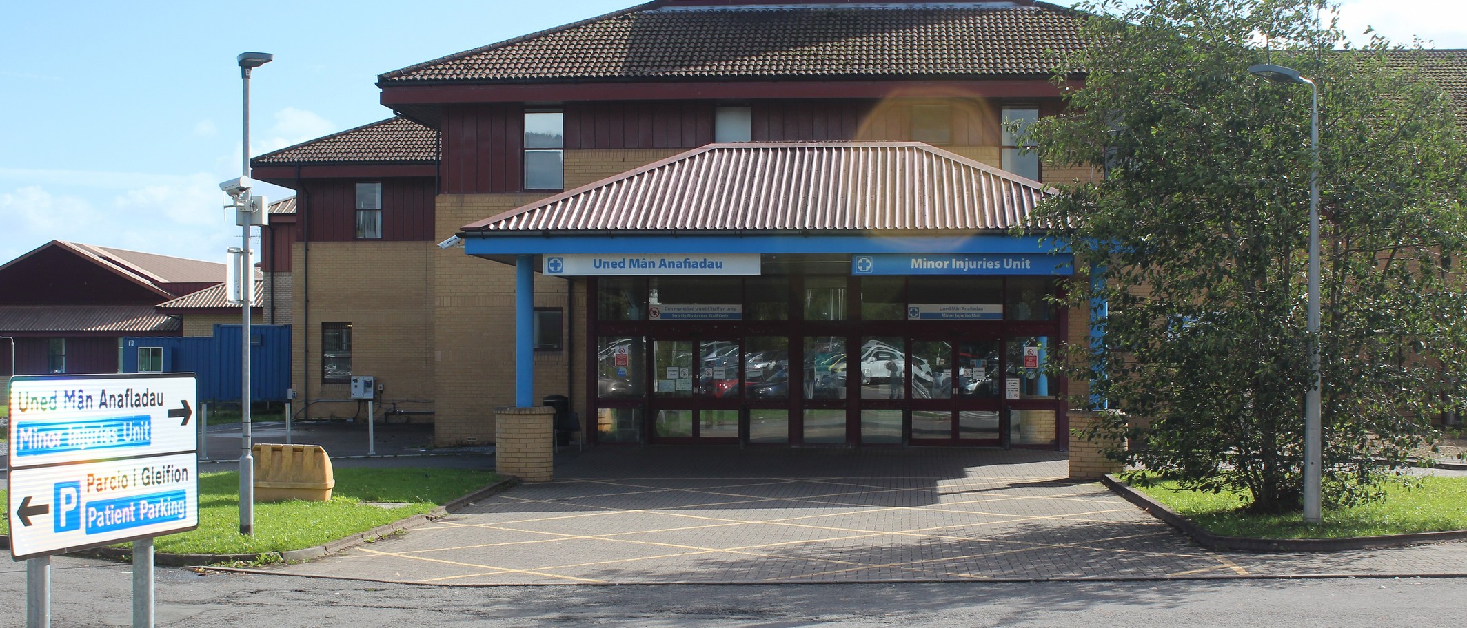 Minor Injuries Unit, Prince Philip Hospital. Photo: M J Roscoe, CC BY-SA 2.0, via Geograph (geograph.org.uk/photo/6980207) and Wikimedia Commons