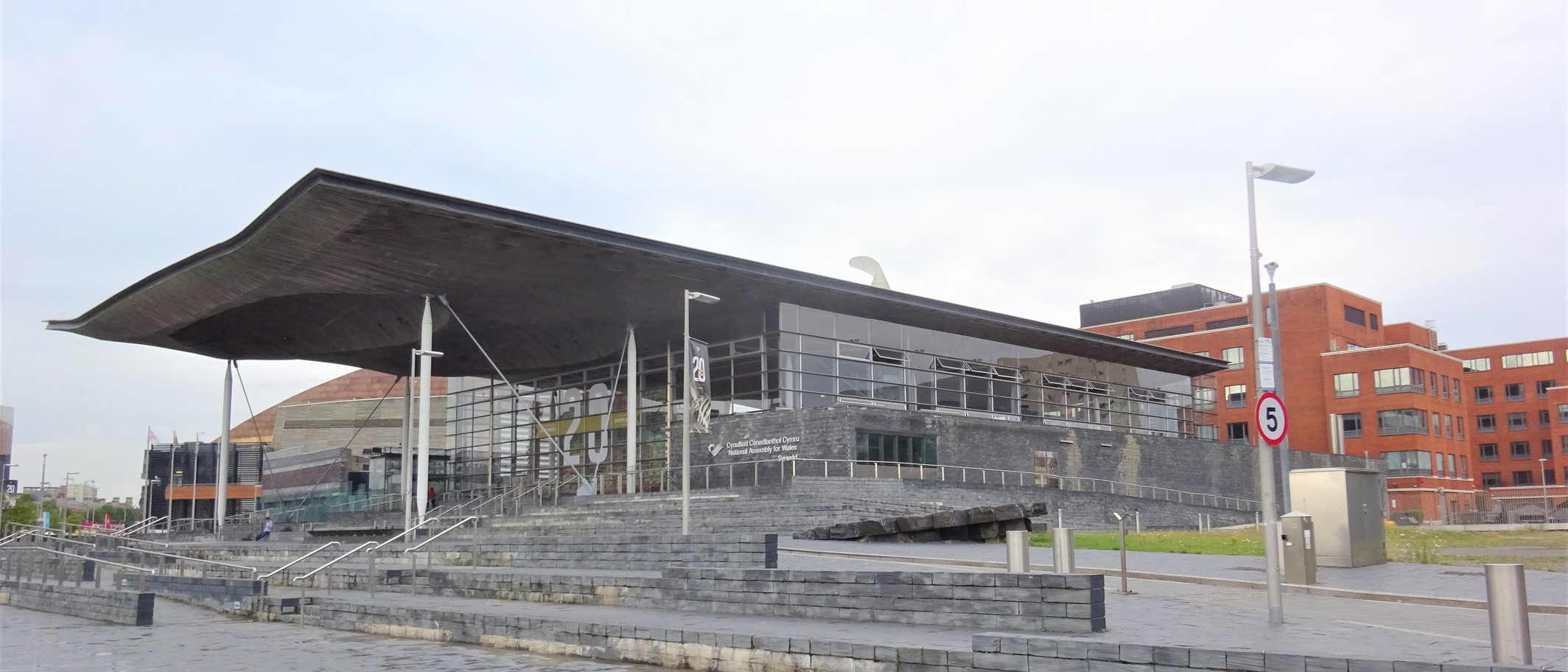 The Senedd in Cardiff Bay, viewed from the east. Photo: Rosser1954, CC BY-SA 4.0, via Wikimedia Commons