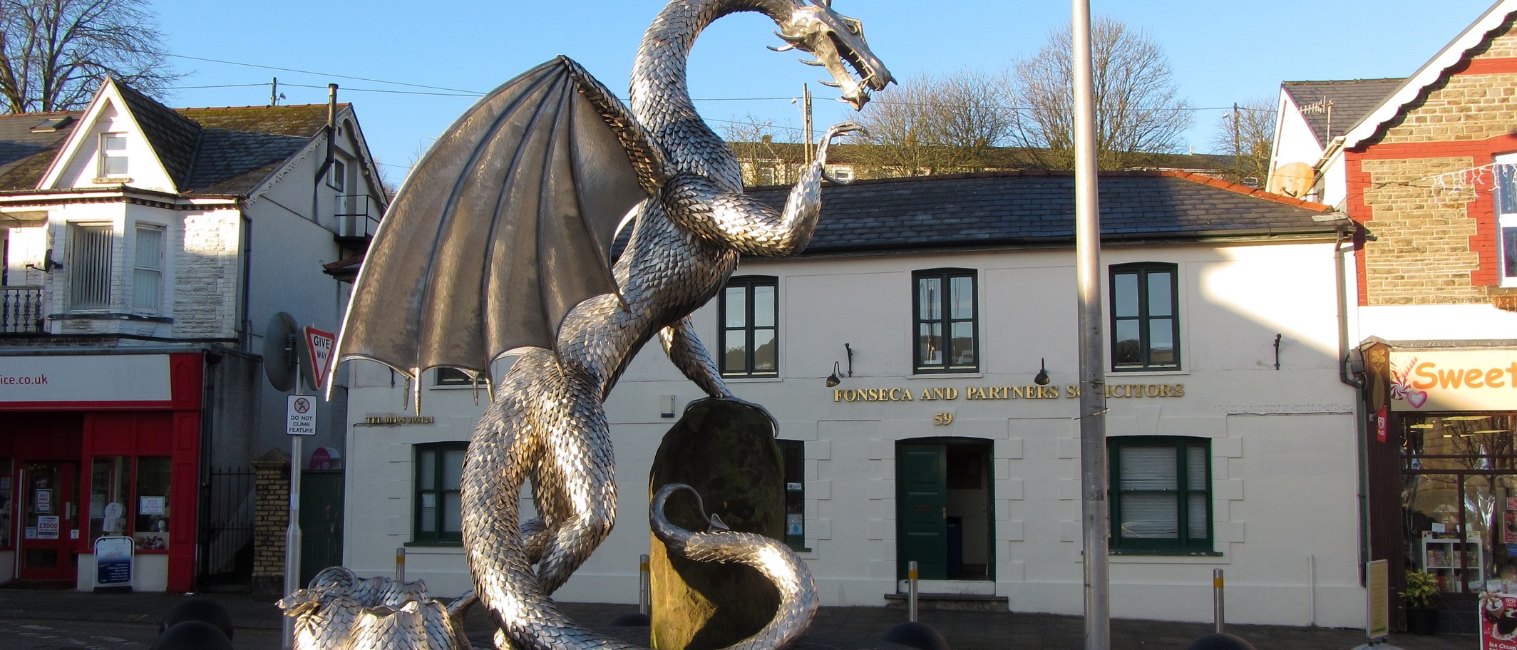 Dragon statue in Ebbw Vale town centre, Blaenau Gwent, December 2016. Archive location context. Gareth James / Geograph and Wikimedia Commons, CC BY-SA 2.0; cropped.