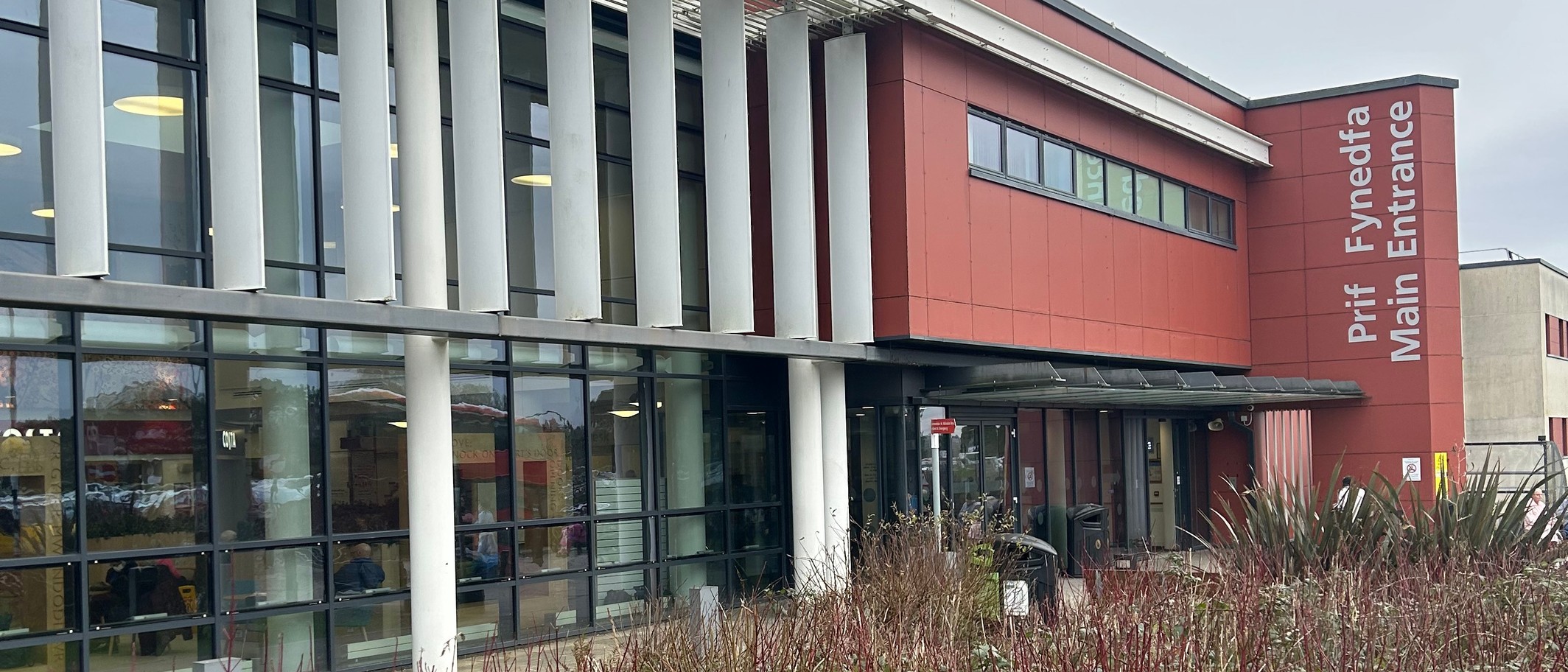 Archive photograph of the main entrance to Morriston Hospital, Swansea, 13 January 2025. Photo: Vouliagmeni, CC0, via Wikimedia Commons.