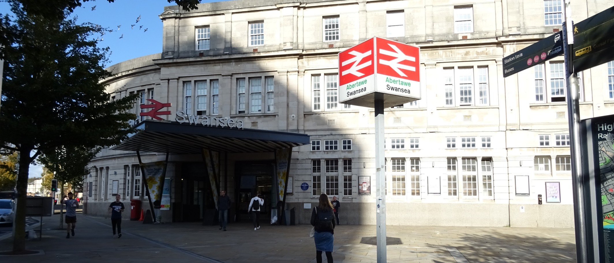 Swansea Railway Station. Photo: JThomas, CC BY-SA 2.0, via Geograph and Wikimedia Commons.