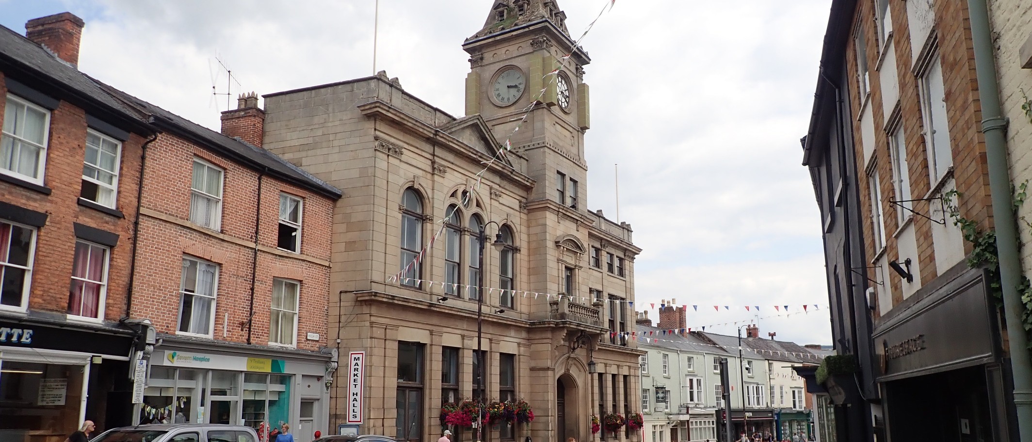 Archive: Welshpool Town Hall and Market, 3 August 2021. Eirian Evans / Geograph and Wikimedia Commons, CC BY-SA 2.0. This identifies the start town, not a confirmed start-line position.