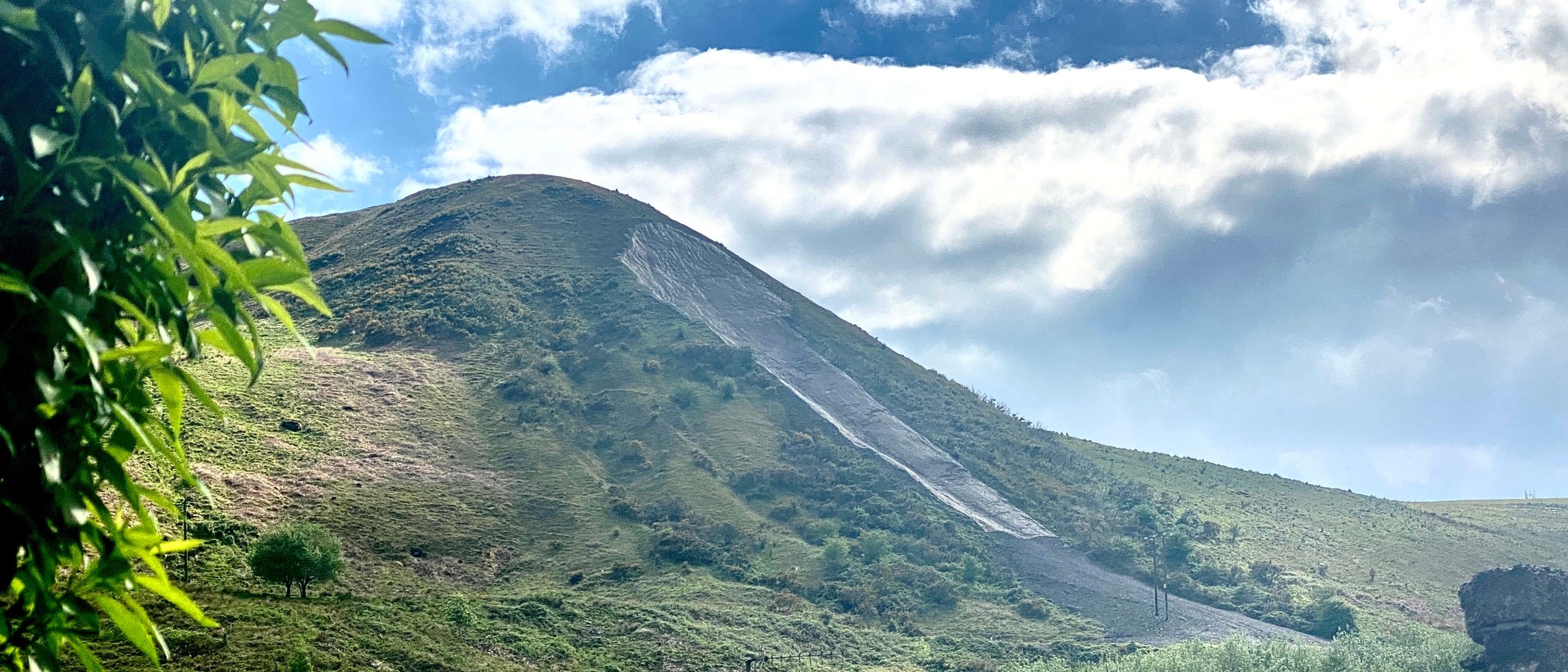 Landslide on Tylorstown tip, photographed on 7 May 2022. Photo: Alan Hughes, CC BY-SA 2.0, via Geograph and Wikimedia Commons; cropped.