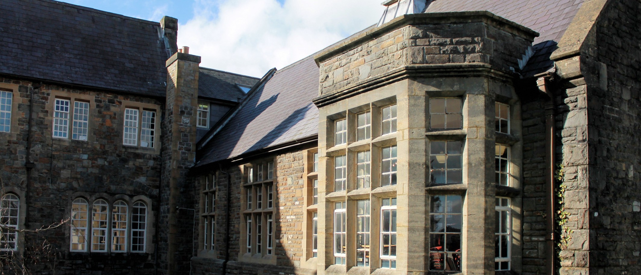 Archive photograph of UWTSD buildings in Carmarthen, February 2014. Photo: Llywelyn2000, CC BY-SA 3.0, via Wikimedia Commons.