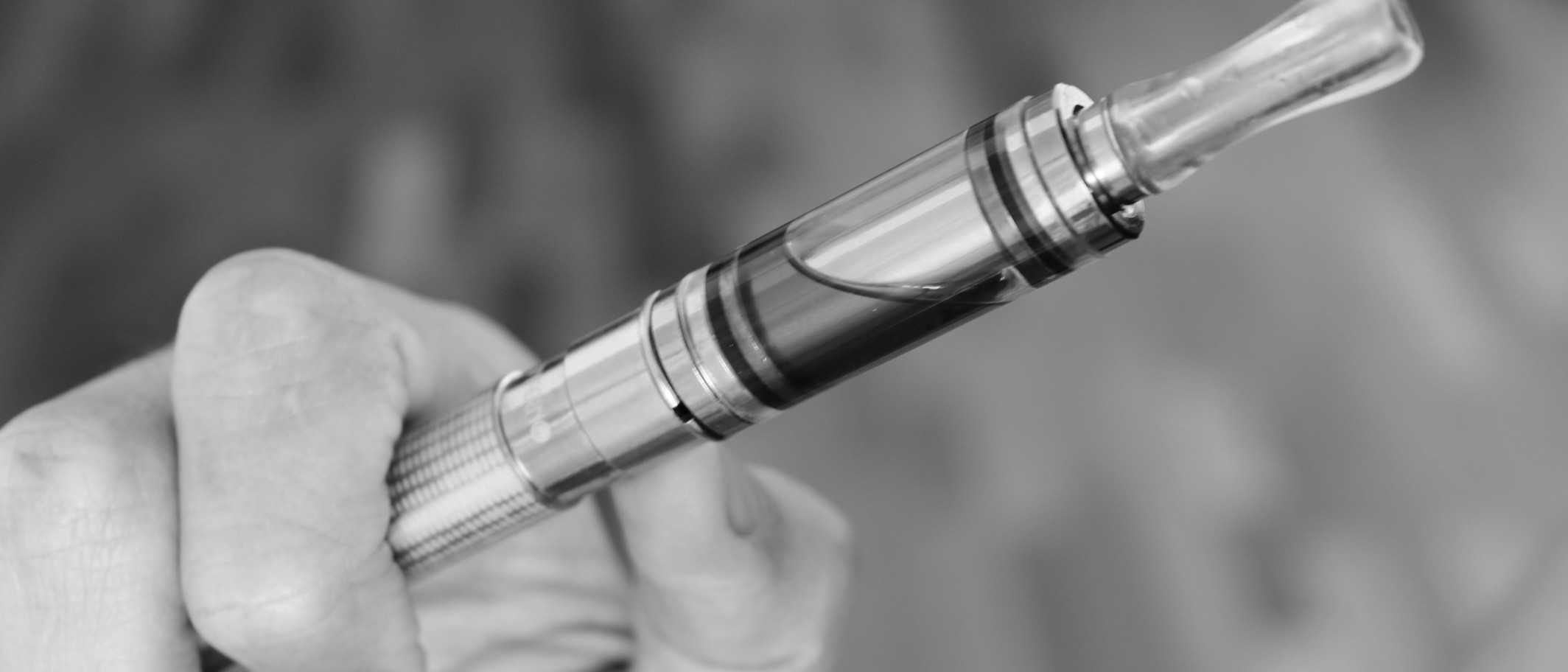 A hand holds an electronic cigarette (illustrative, not taken in Wales). Photo: Lindsay Fox from Newport beach, United States, CC BY 2.0, via Wikimedia Commons