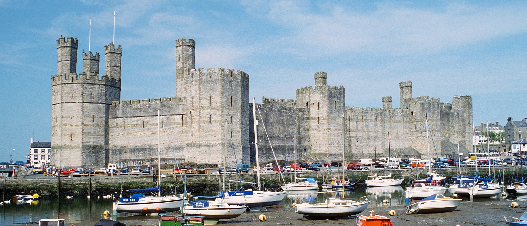 Archive photograph of Caernarfon Castle, July 1994. Herbert Ortner, CC BY 4.0; cropped.