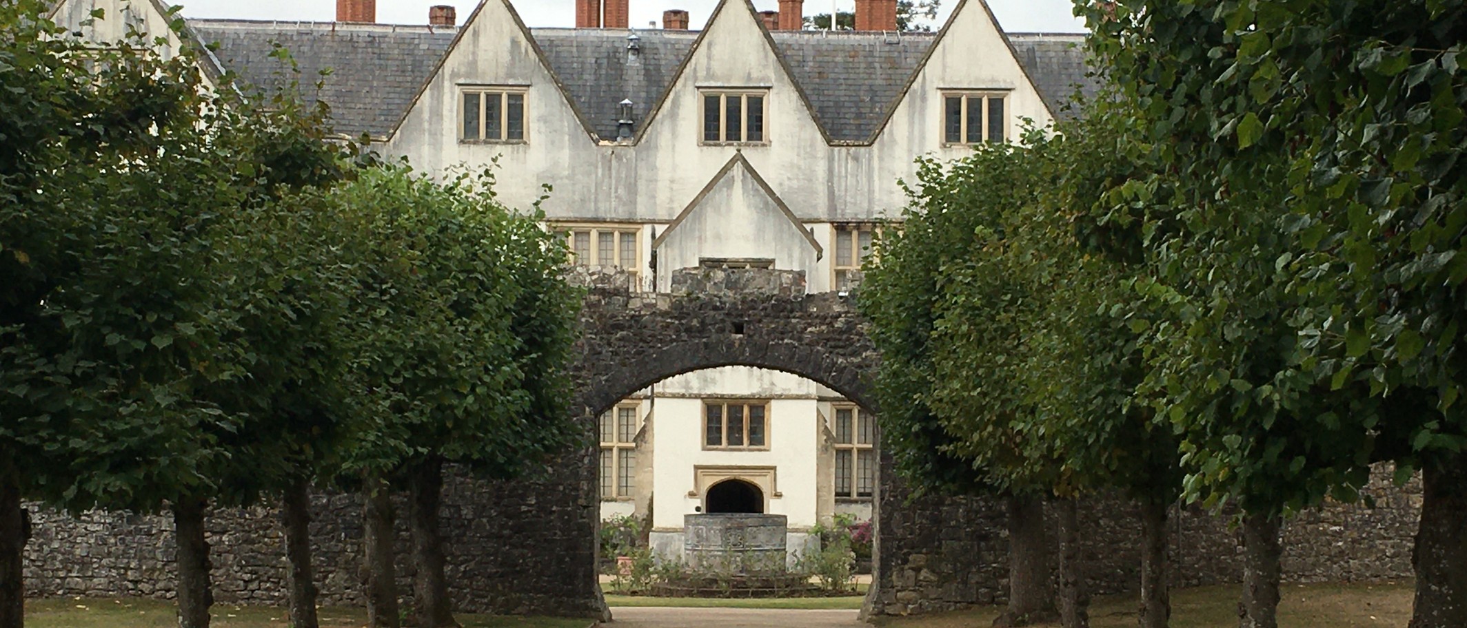 The path through a stone arch to St Fagans Castle, an Elizabethan manor house at St Fagans National Museum of History. Photo: Mac Edmunds, CC BY 4.0, via Wikimedia Commons