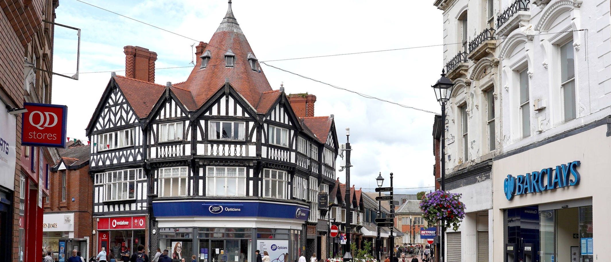 Wrexham Town centre (53148518440). Photo: Steve Knight from Halstead, United Kingdom, CC BY 2.0, via Wikimedia Commons