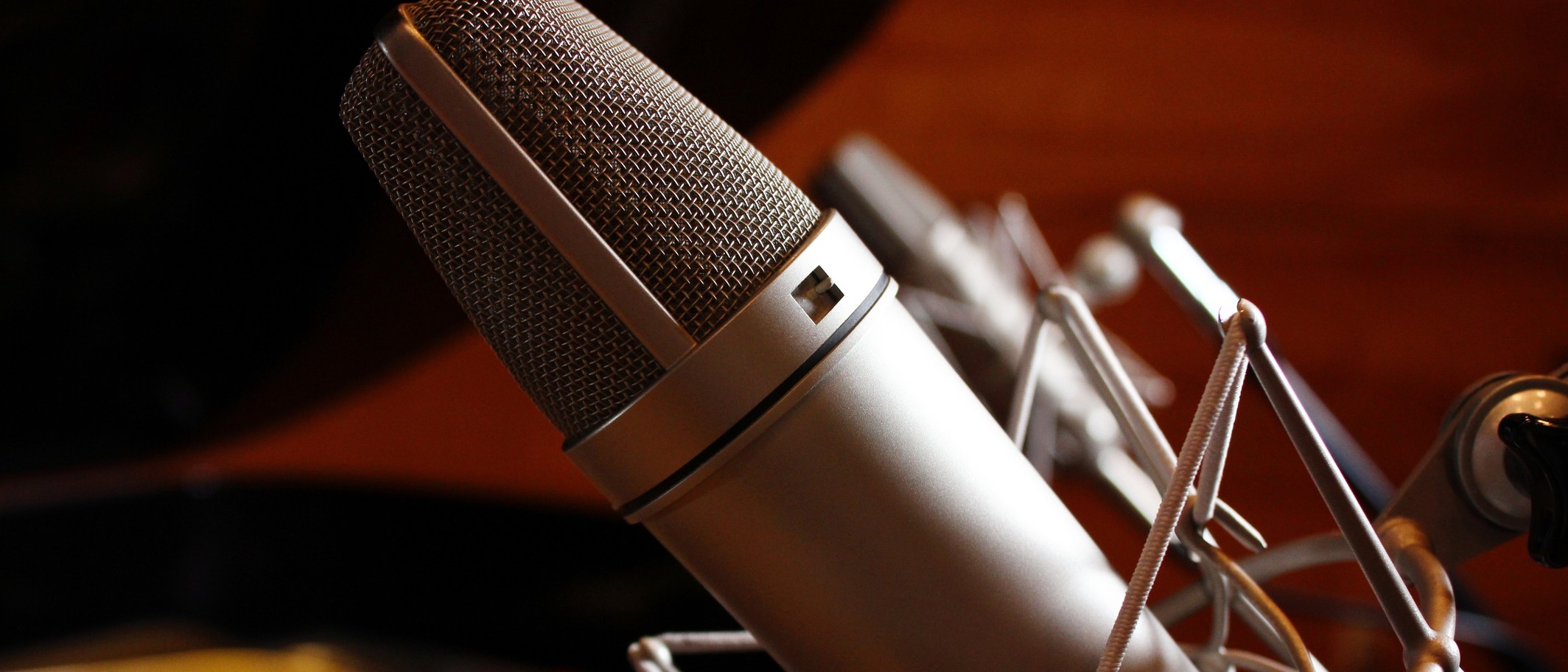 Archive recording context: a microphone at In Your Ear Studios in Richmond, Virginia, 26 November 2014. This is not a VOX ceremony or a winner’s studio. Will Fisher / Wikimedia Commons, CC BY-SA 2.0; cropped.