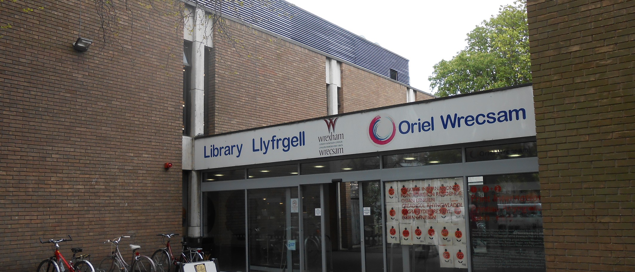 Entrance to Wrexham Library in May 2013. Photo: Rept0n1x, CC BY-SA 3.0, via Wikimedia Commons.
